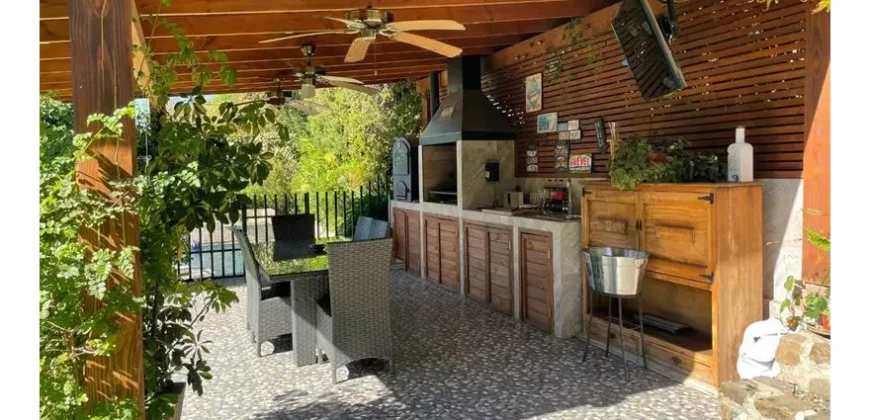 Casa En Venta De 6 Dorm. En Peñalolén