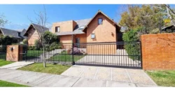 Casa En Venta De 6 Dorm. En Peñalolén