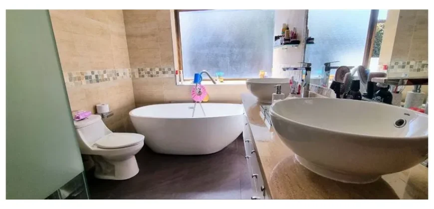 Casa En Venta De 6 Dorm. En Peñalolén