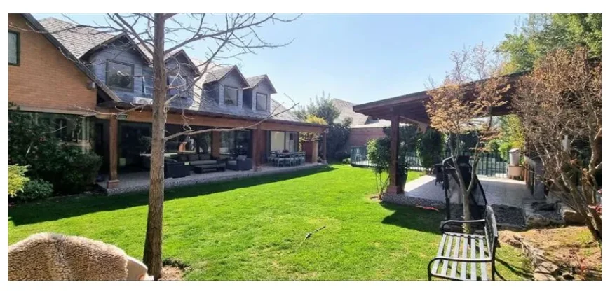 Casa En Venta De 6 Dorm. En Peñalolén