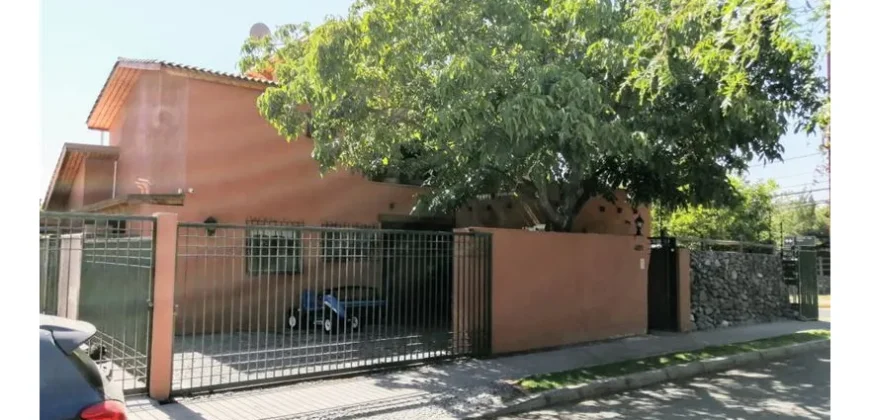 Hermosa Casa Con Piscina En Peñalolén Alto