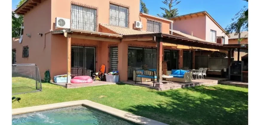 Hermosa Casa Con Piscina En Peñalolén Alto