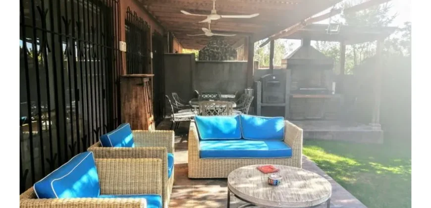 Hermosa Casa Con Piscina En Peñalolén Alto