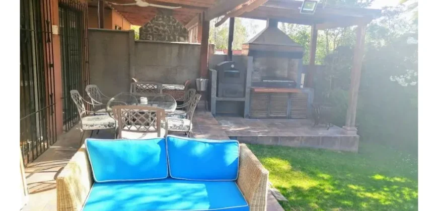Hermosa Casa Con Piscina En Peñalolén Alto