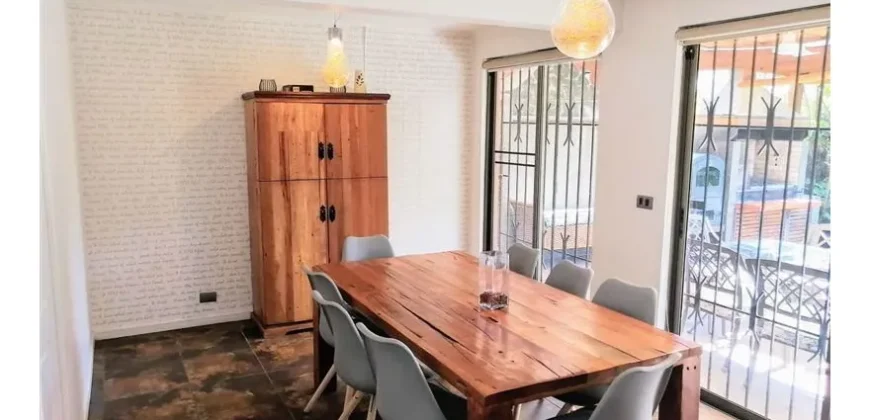 Hermosa Casa Con Piscina En Peñalolén Alto