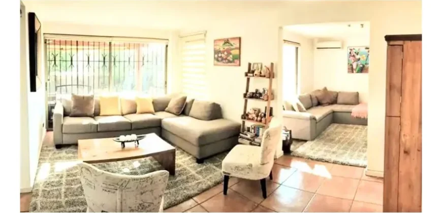 Hermosa Casa Con Piscina En Peñalolén Alto
